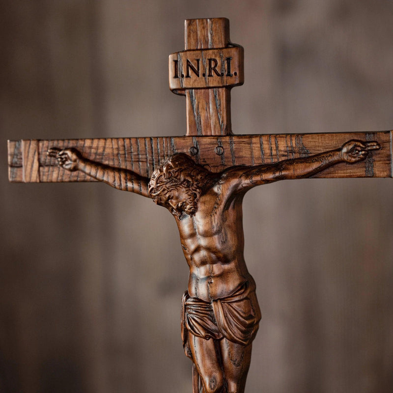Cruxificação de Jesus Cristo em Madeira Esculpida